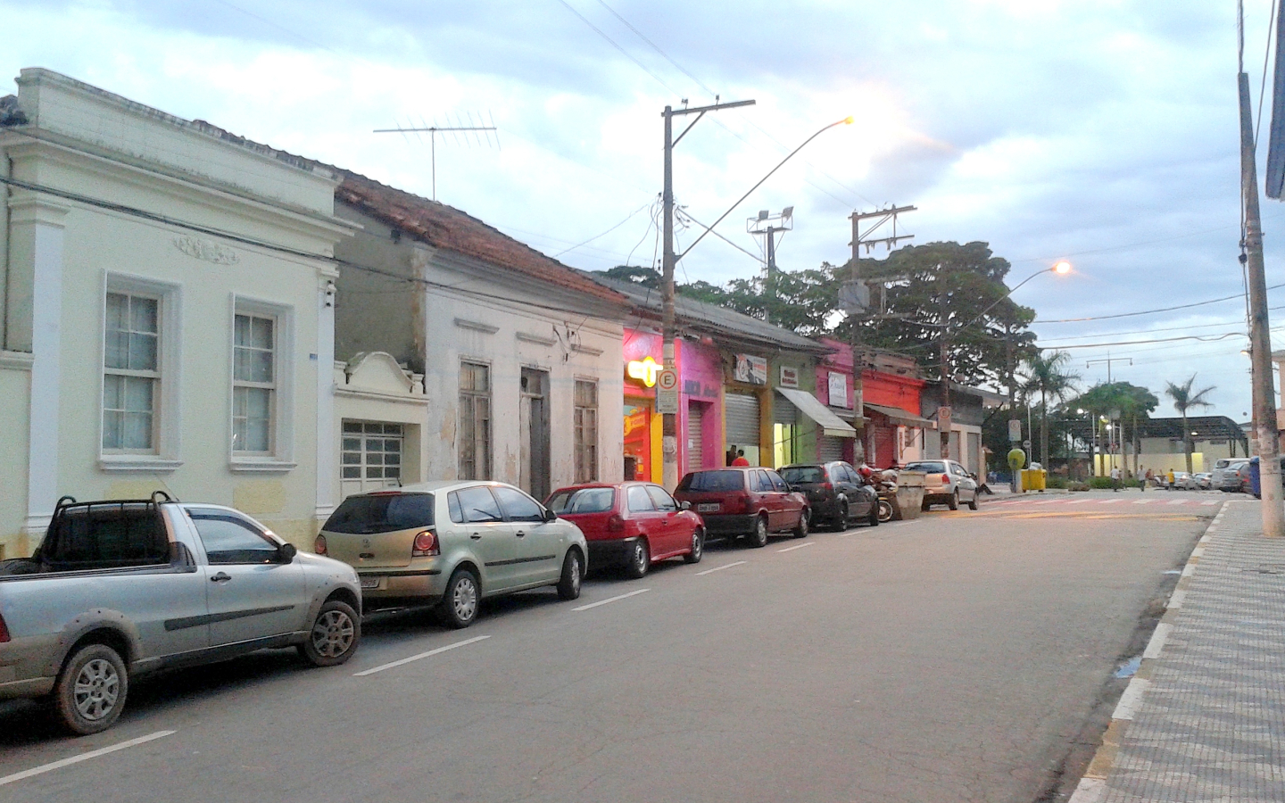 Rua no centro de Cotia, município previsto como terminal da Linha 22-Marrom