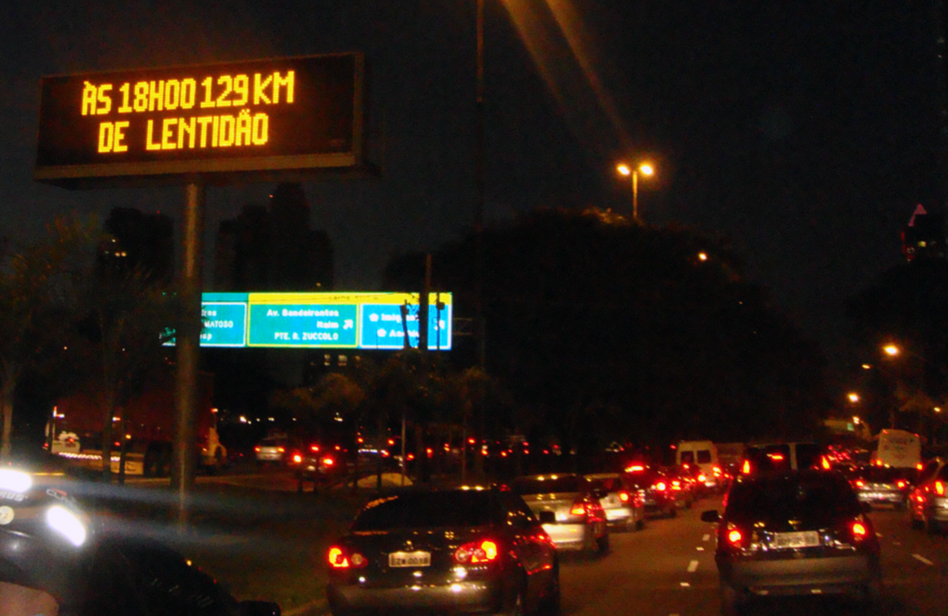 Congestionamento em São Paulo como ilustração da saturação viária no eixo metropolitano