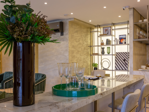 Suíte principal do decorado de 134 m² do Eden West