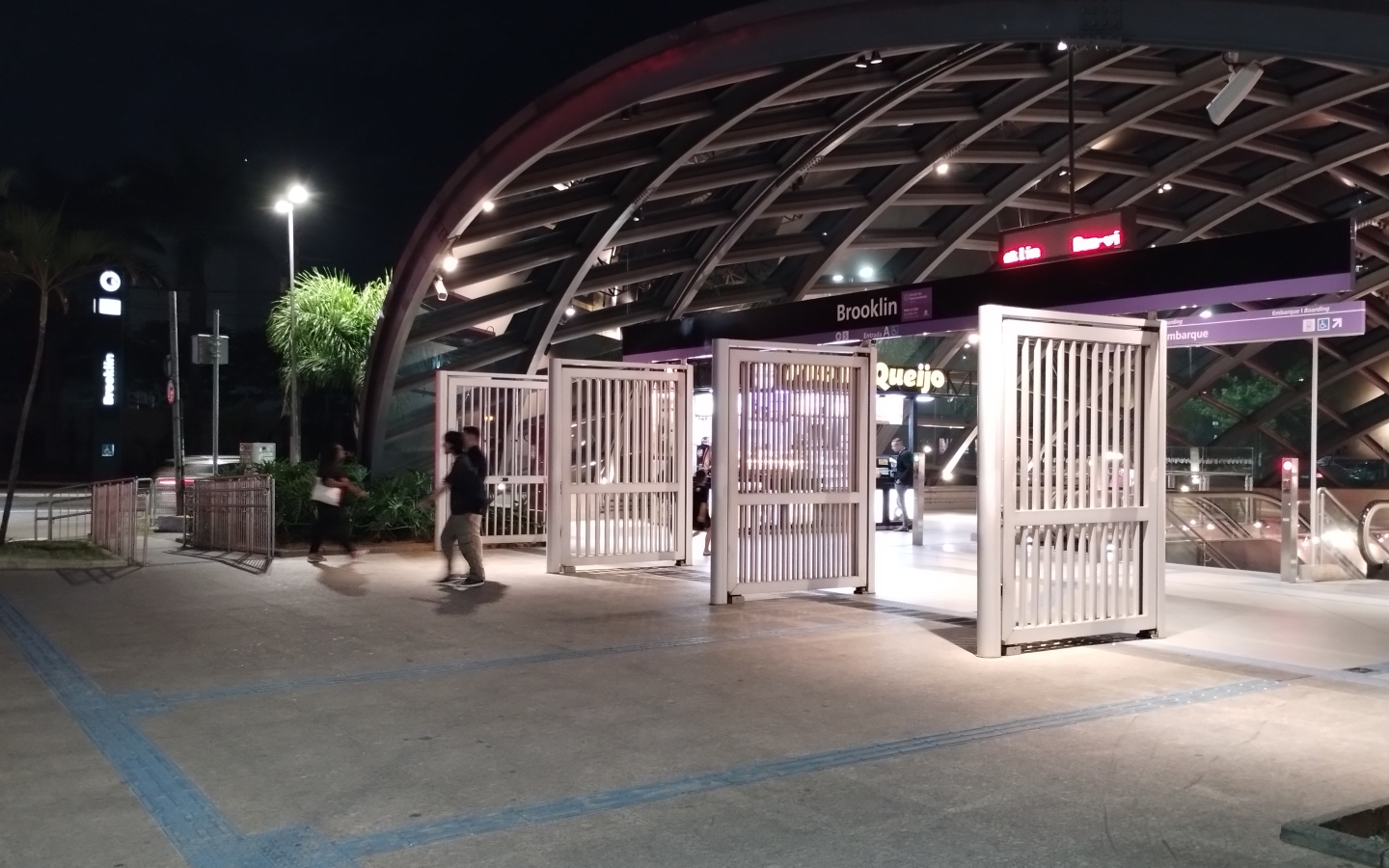 Acesso principal da Estação Brooklin da Linha 5-Lilás do Metrô de São Paulo