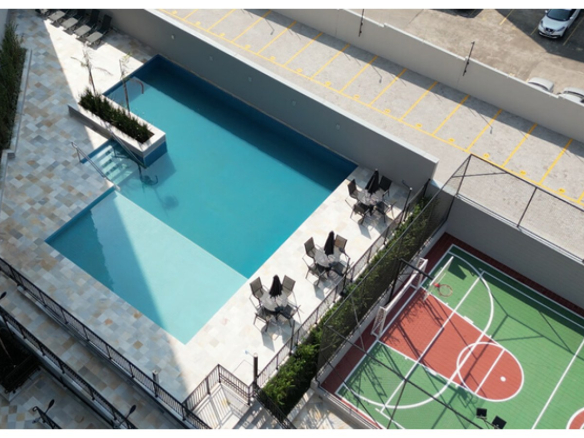 Foto real da piscina e da quadra entregues no Firenze Residencial