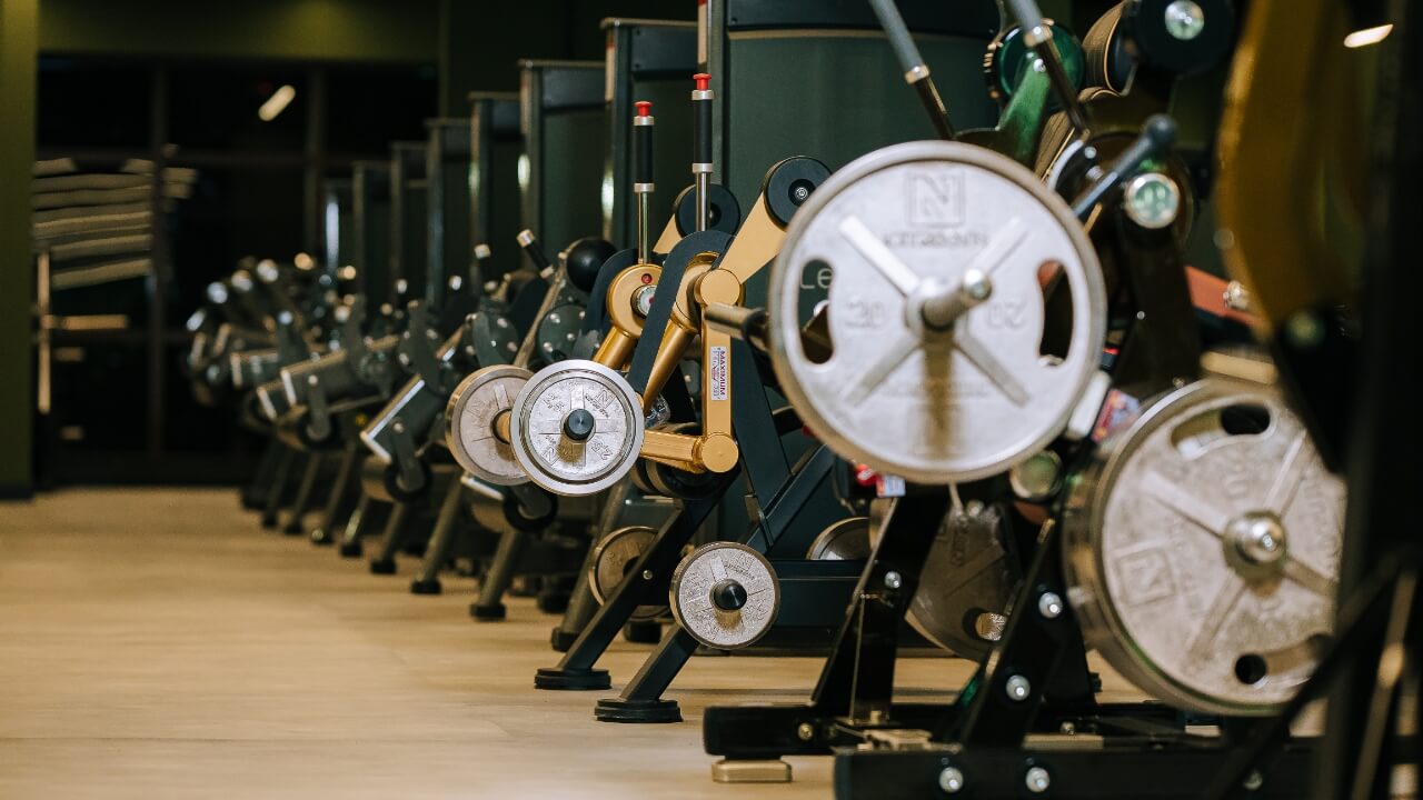 Equipamentos para treino de pernas na NitroGym Granja Viana
