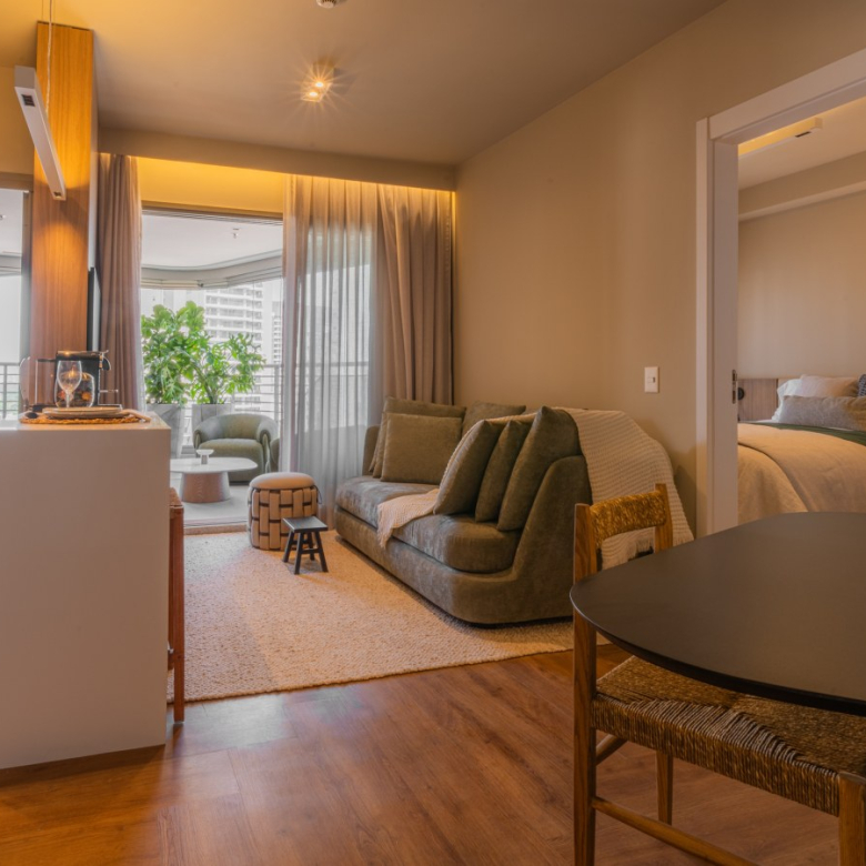 Foto oficial do living decorado de 57 m² do Aero Design by Pininfarina