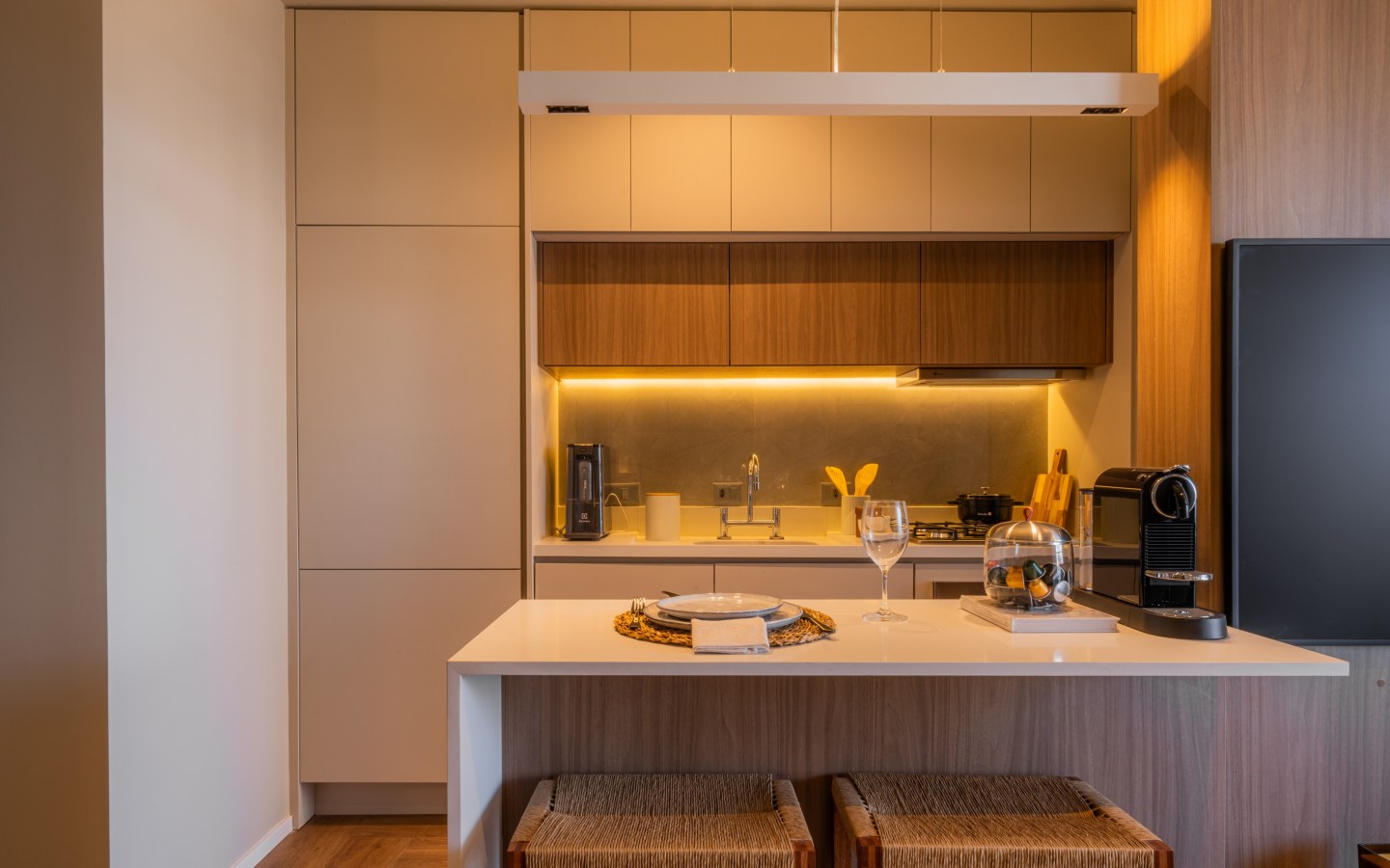 Segunda foto oficial do living decorado de 57 m² do Aero Design by Pininfarina