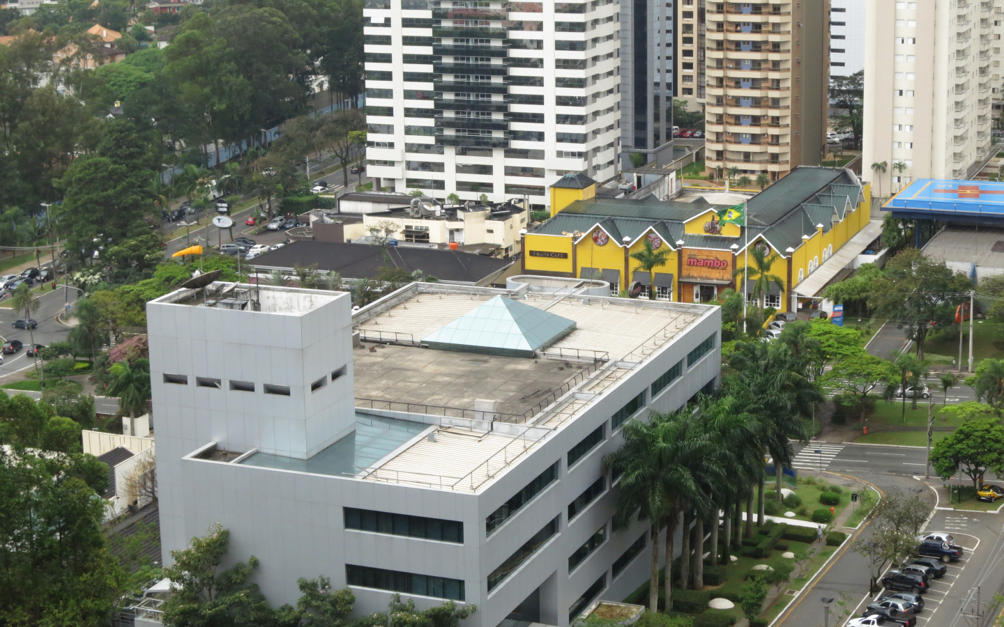 Edifícios e vias na região de Alphaville Industrial em Barueri