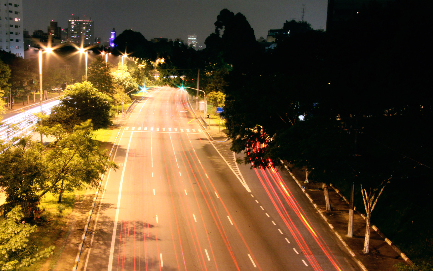 Avenida Sumaré à noite, um dos principais eixos de mobilidade próximos a Perdizes