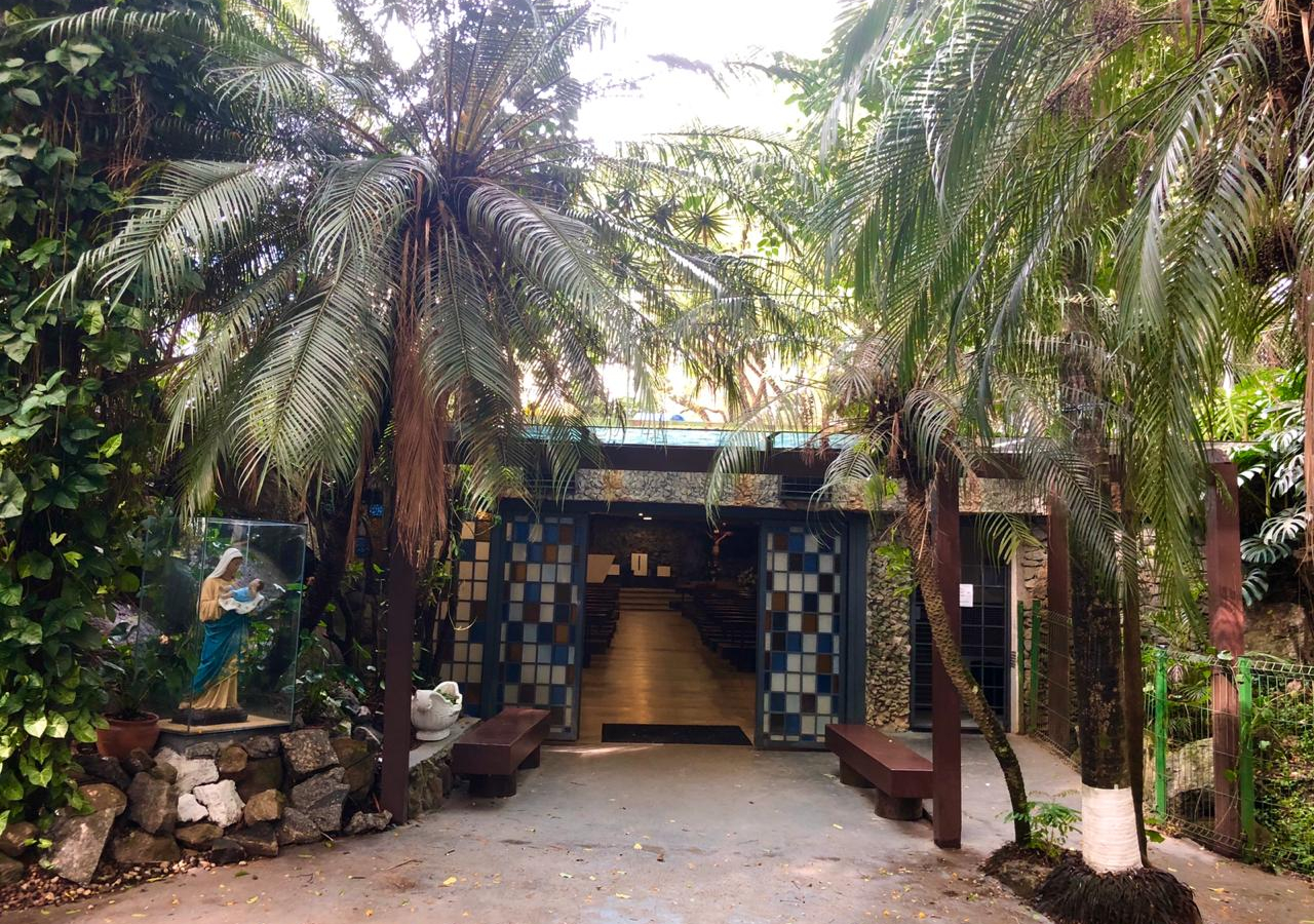 Entrada externa da Capela Nossa Senhora da Gruta na Praça Oiapoque em Alphaville