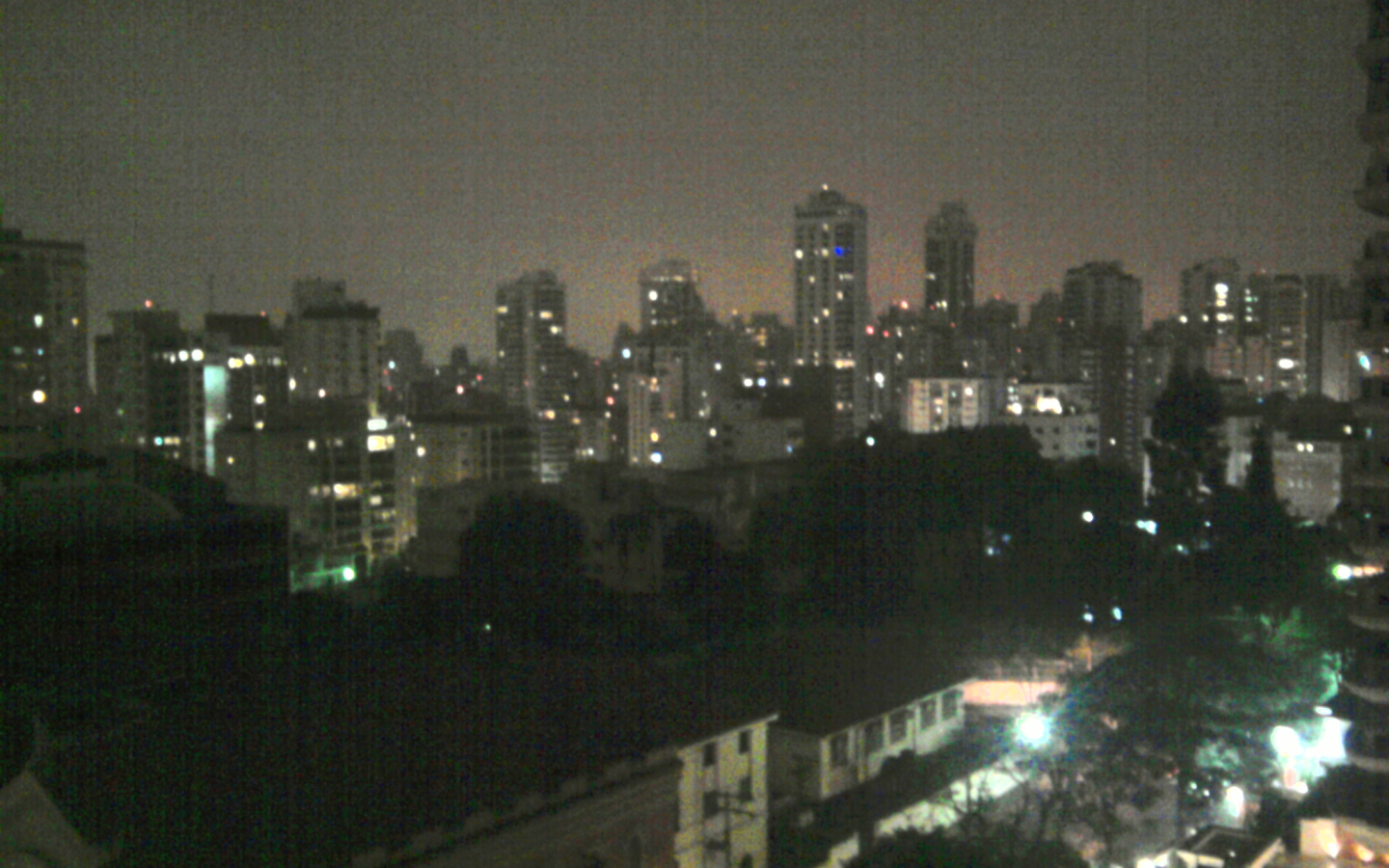Colégio Santa Marcelina e Rua Itapicuru à noite, em Perdizes, São Paulo