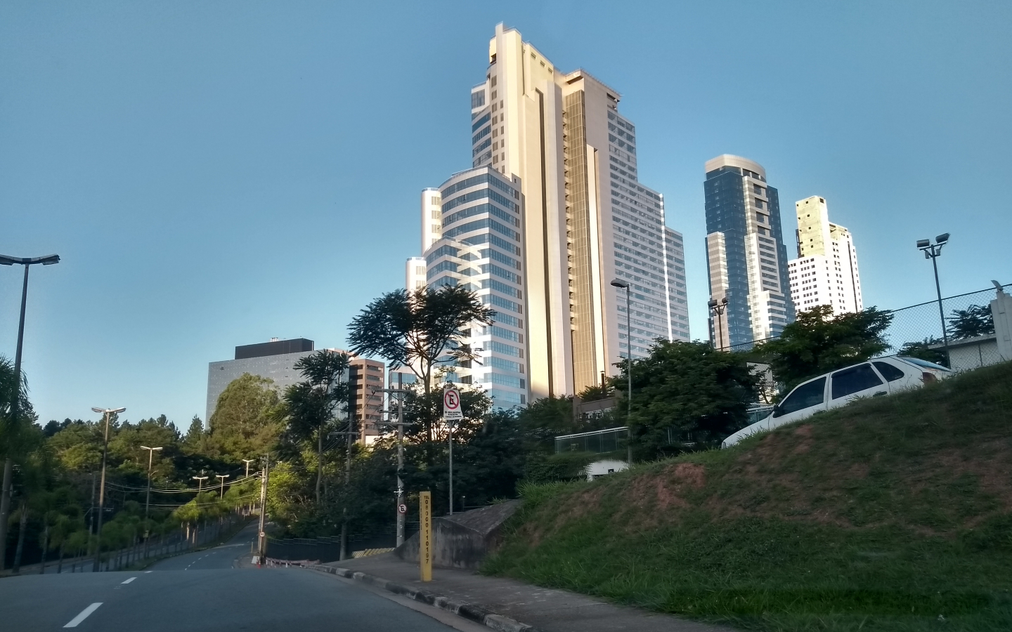 Edifícios residenciais e comerciais na Avenida Andrômeda em Alphaville