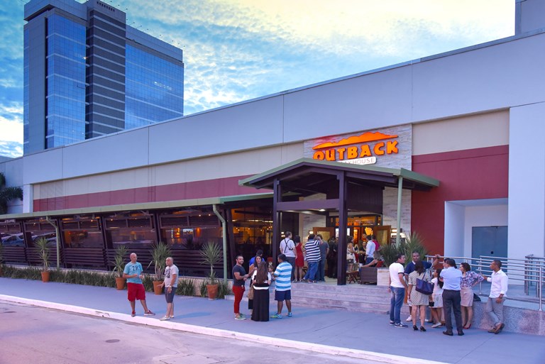 Fachada do Outback Steakhouse em Alphaville