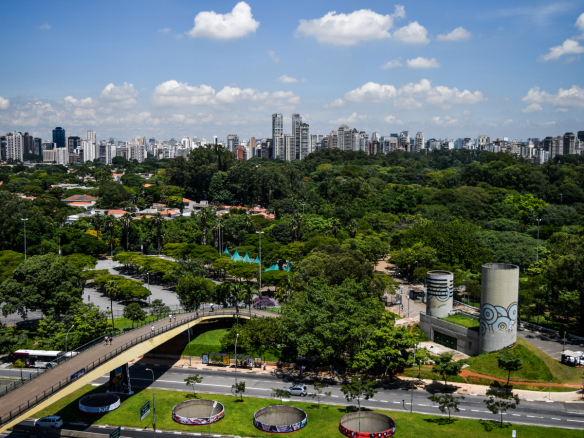Área verde e lago do Parque Ibirapuera próximo a Moema em São Paulo
