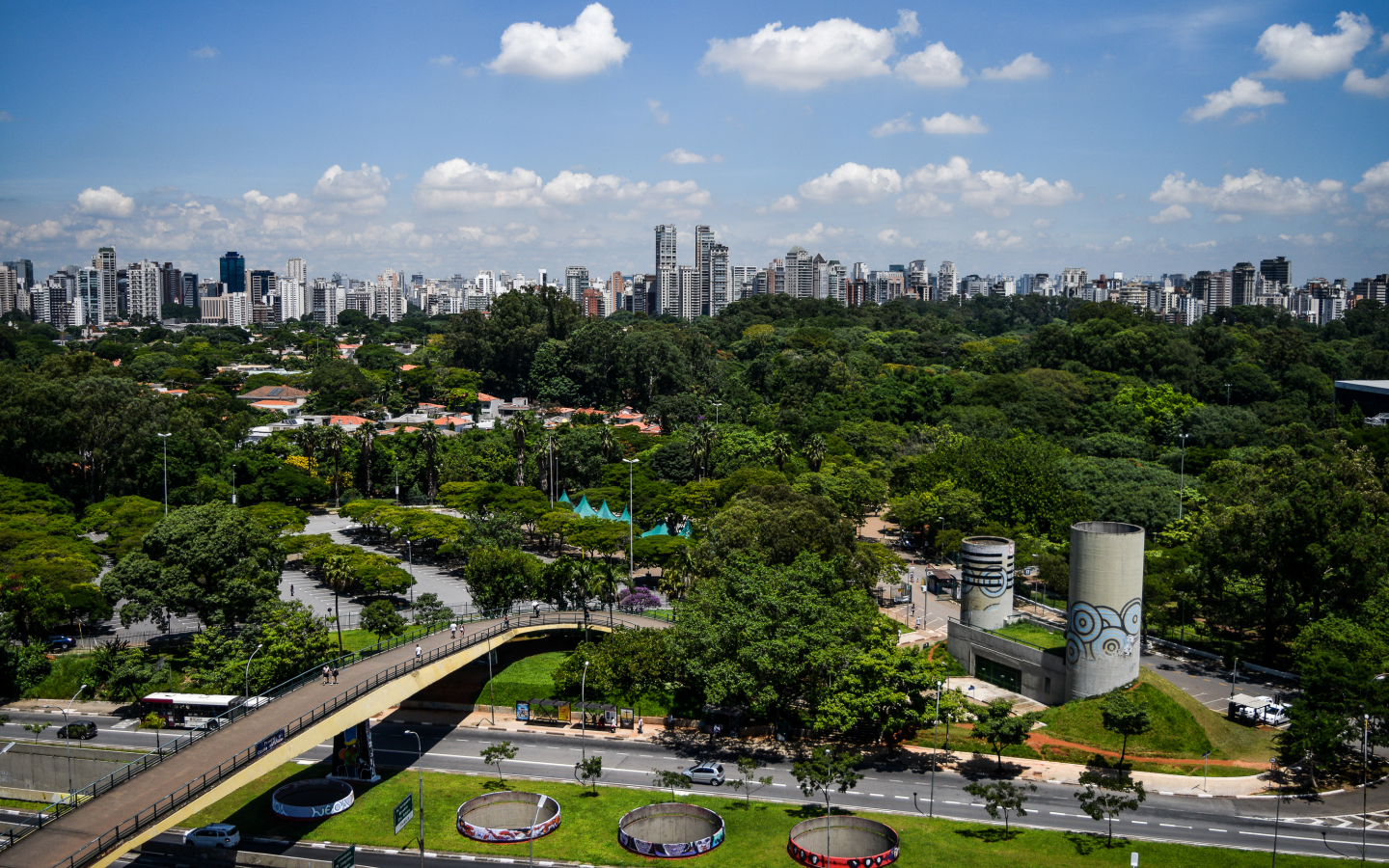Área verde e lago do Parque Ibirapuera próximo a Moema em São Paulo