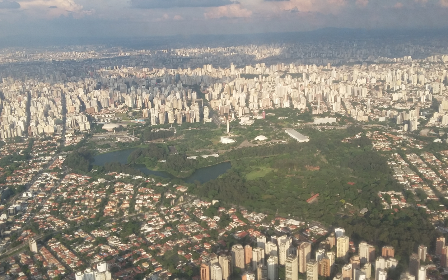 Vista aérea do Parque Ibirapuera e da região de Moema em São Paulo