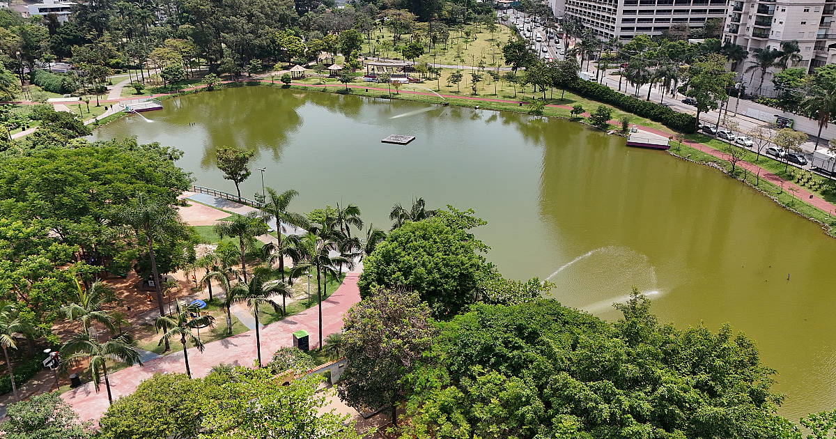 Vista aérea do Parque Municipal Dom José com lago e área verde em Barueri