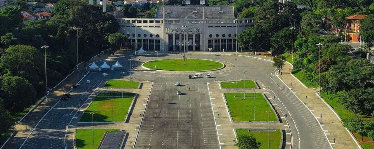 Praça Charles Miller em frente ao Pacaembu, em São Paulo