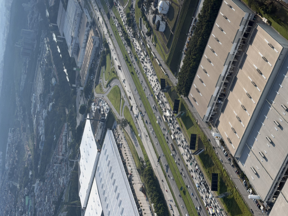 Vista aérea do trânsito na Rodovia Castello Branco na chegada a Alphaville