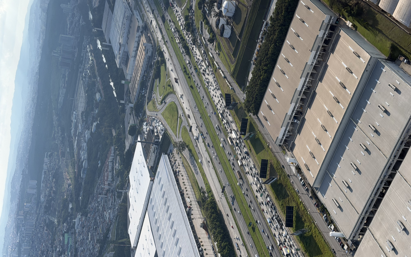 Vista aérea do trânsito na Rodovia Castello Branco na chegada a Alphaville