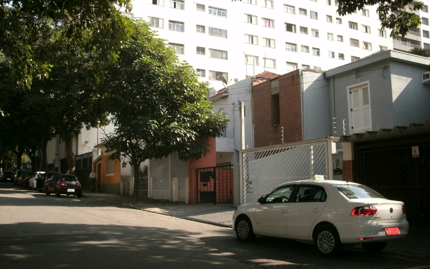 Trecho residencial da Rua Xerentes, no bairro de Perdizes, São Paulo