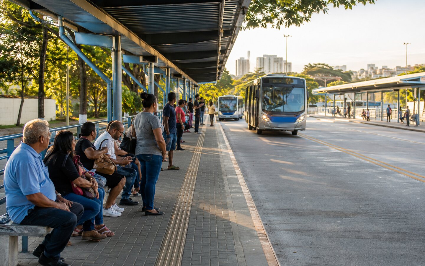 Passageiros aguardando ônibus em terminal urbano, imagem ilustrativa