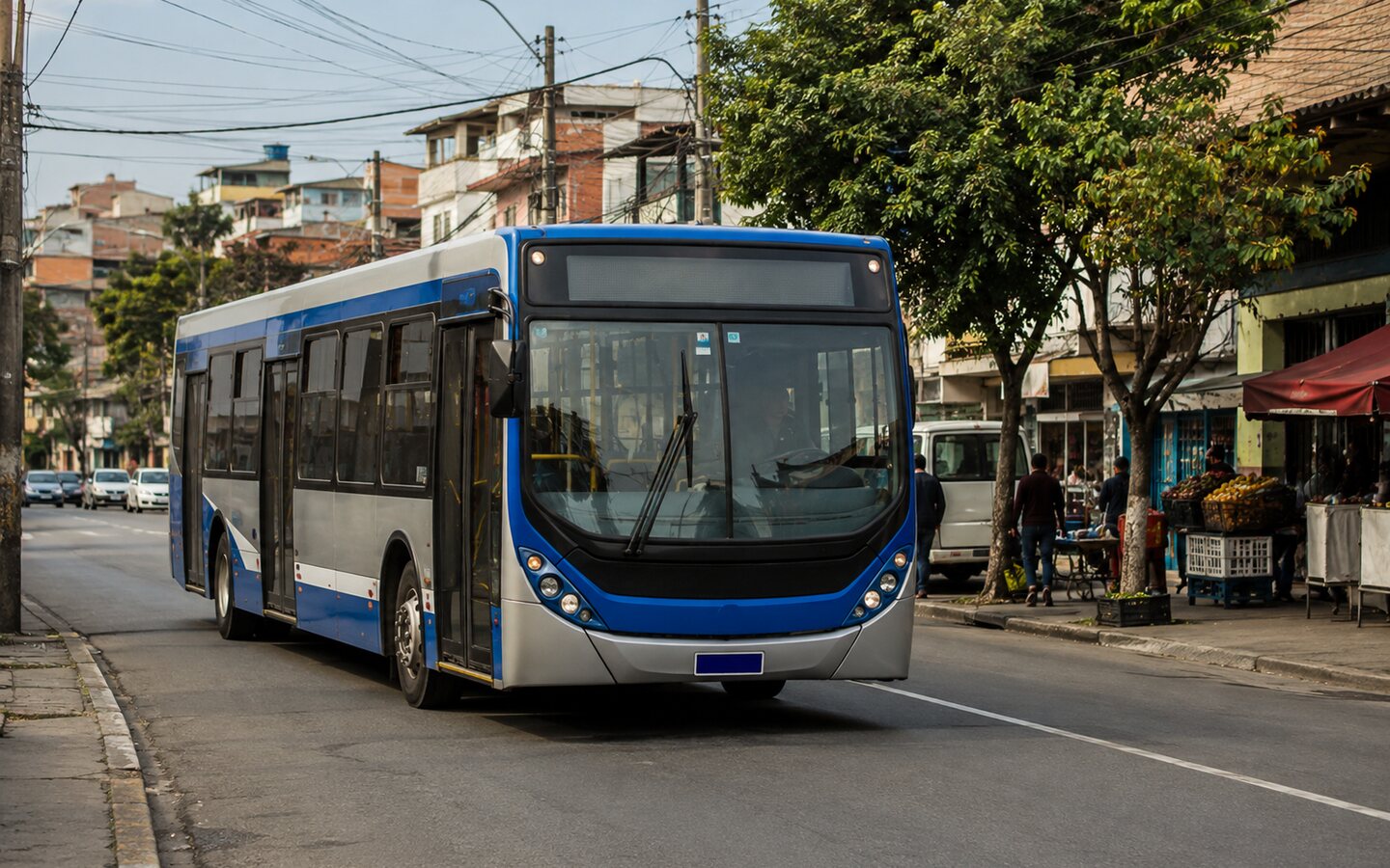 Ônibus urbano circulando em bairro da Região Metropolitana de São Paulo, imagem ilustrativa