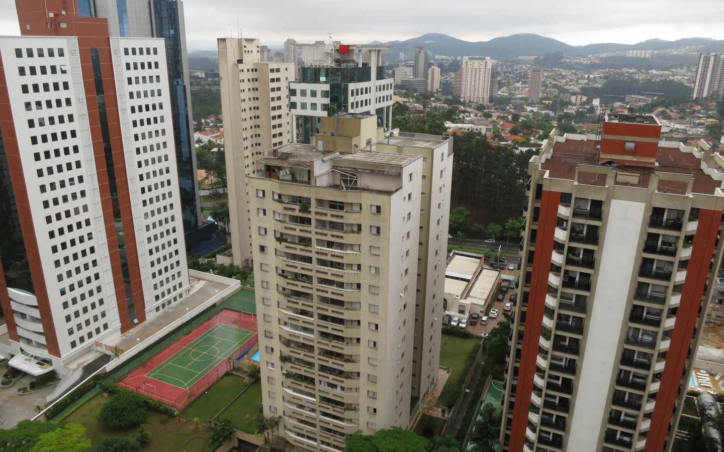 Via e edifícios na região de Alphaville Industrial em Barueri