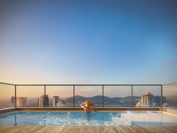 Terraço com piscina privativa da penthouse do Vista Alphagran