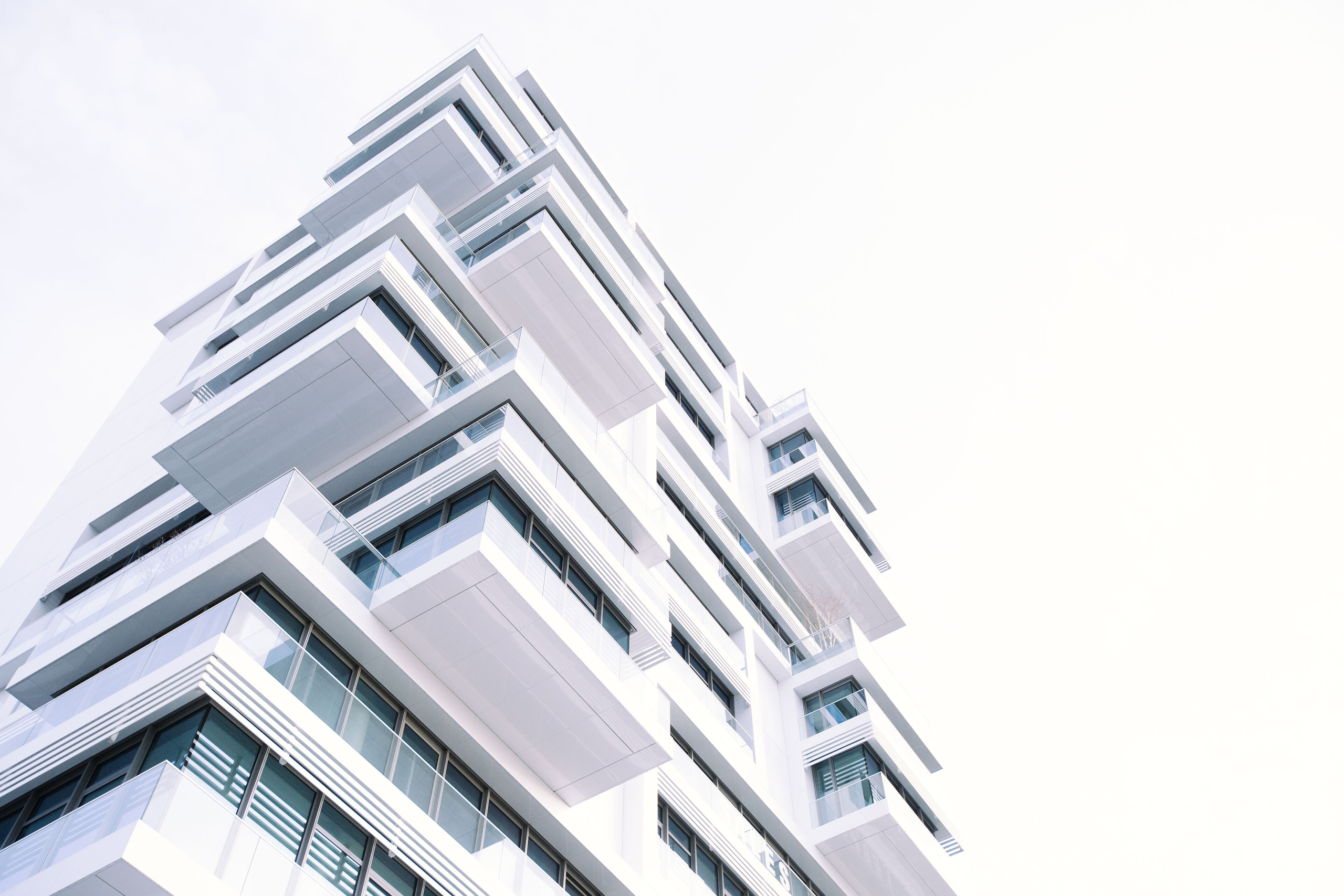 Fachada branca de edifício residencial contemporâneo com muitas janelas