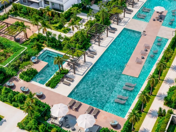 Vista da piscina integrada às torres do Aura Tamboré