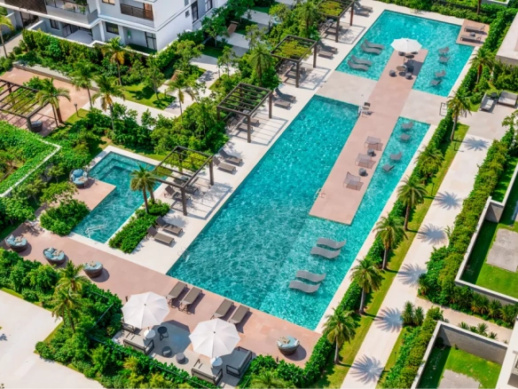 Vista aérea da piscina e das áreas de lazer do Aura Tamboré