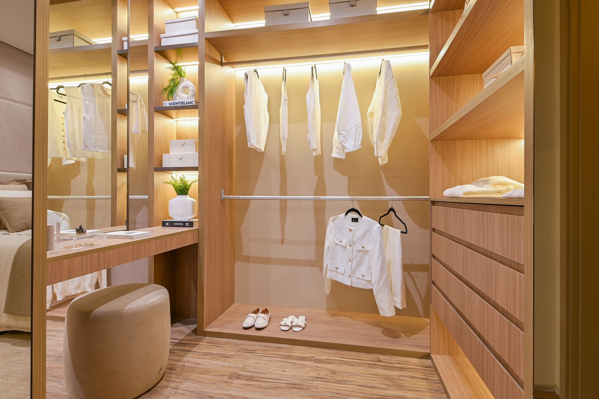 Closet da suíte master do decorado — Brisea Moema