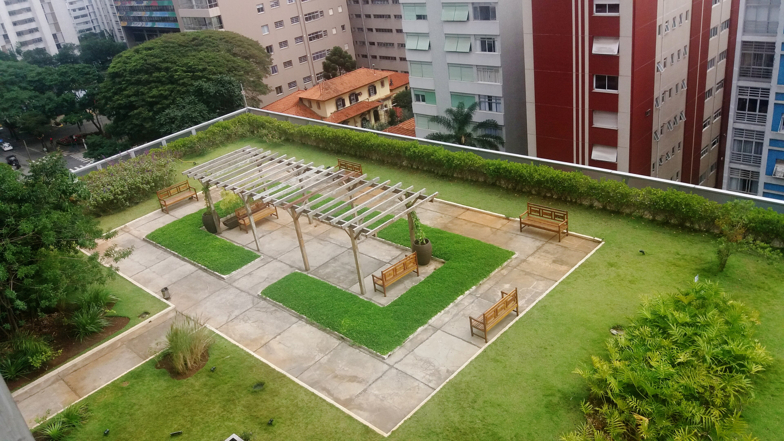 Cobertura verde em edifício urbano de São Paulo