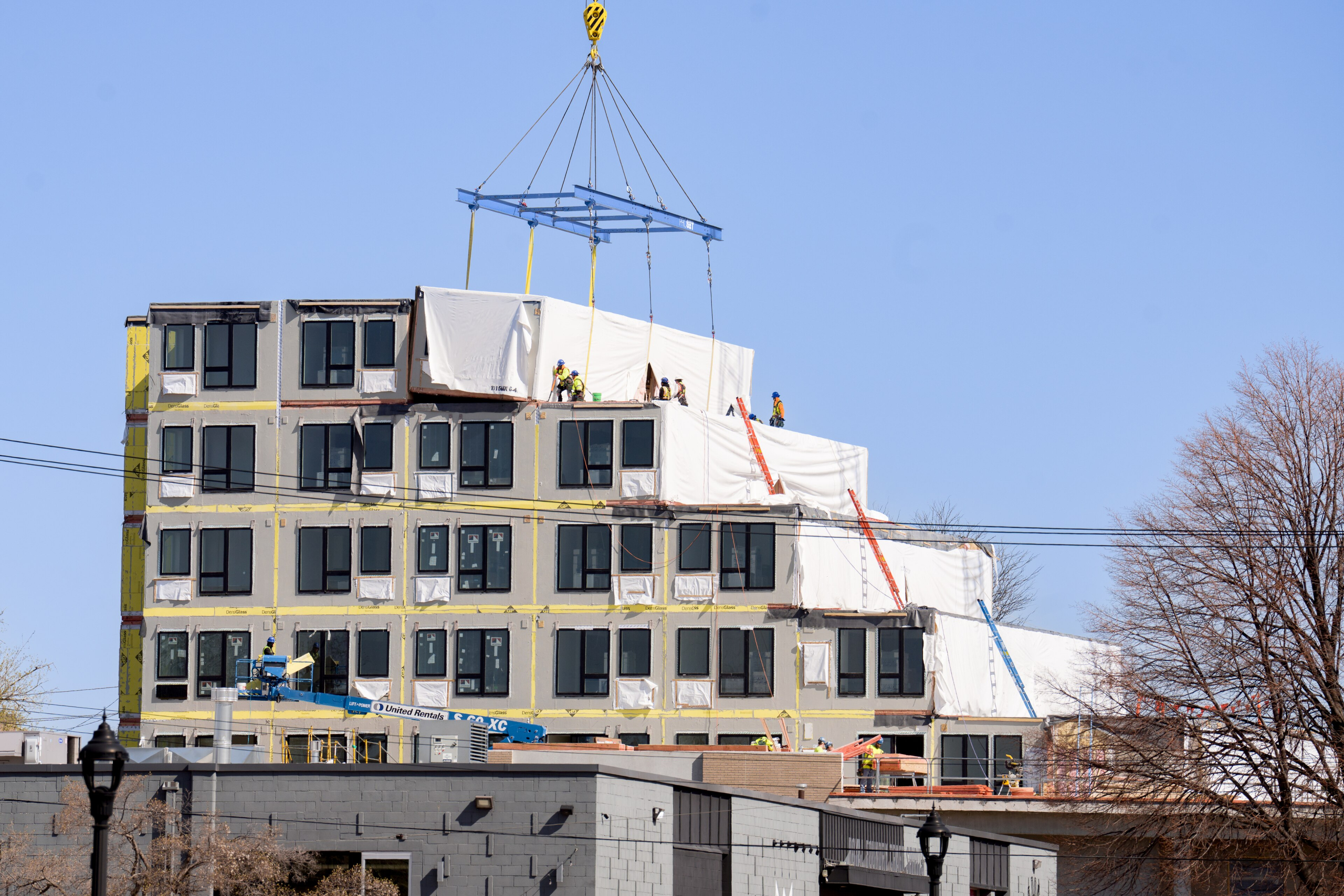 Edifício residencial modular em construção com estrutura pré-fabricada
