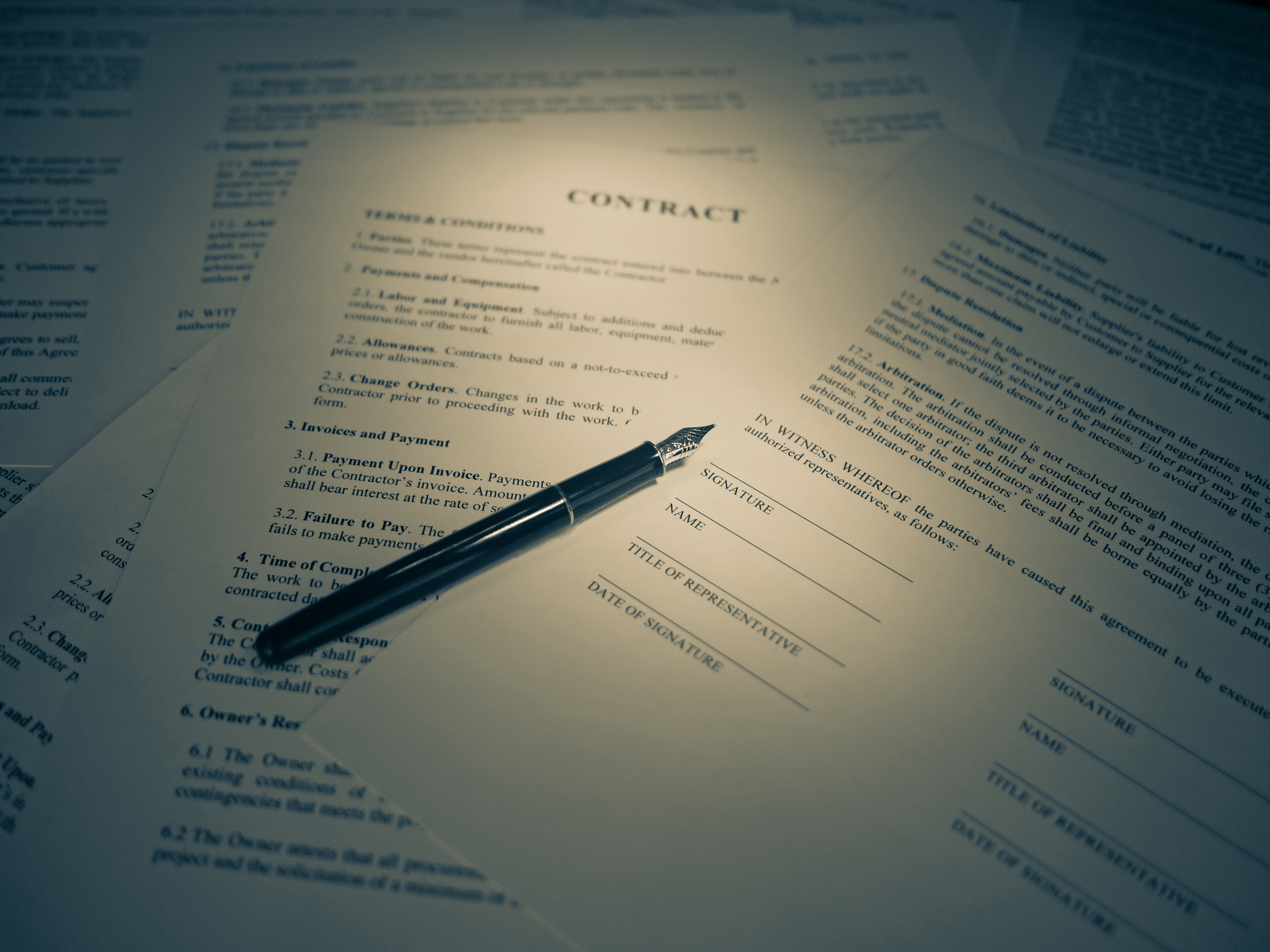 Contrato e caneta sobre uma mesa durante a formalização de uma negociação imobiliária
