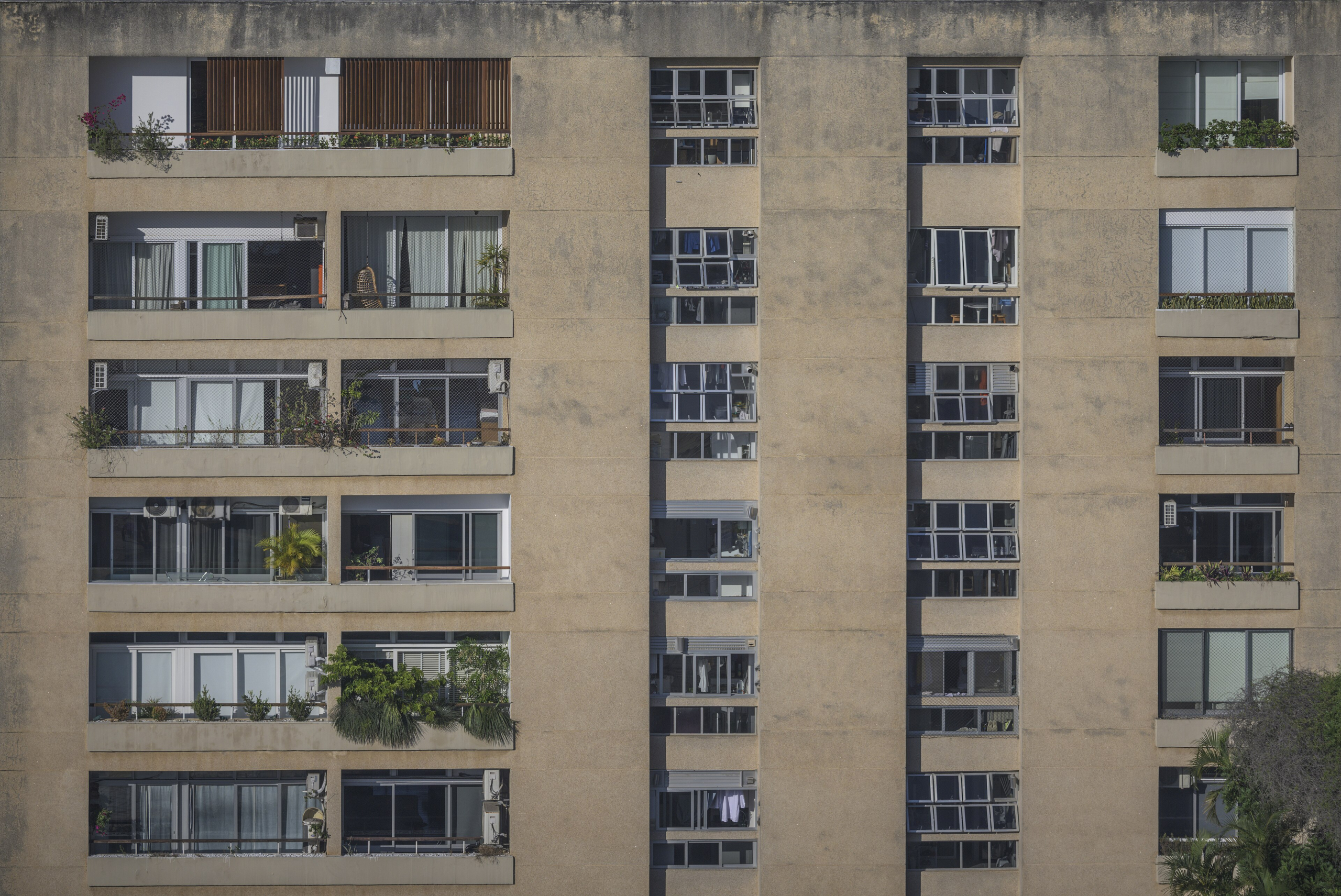 Fachada completa de um edifício residencial brasileiro