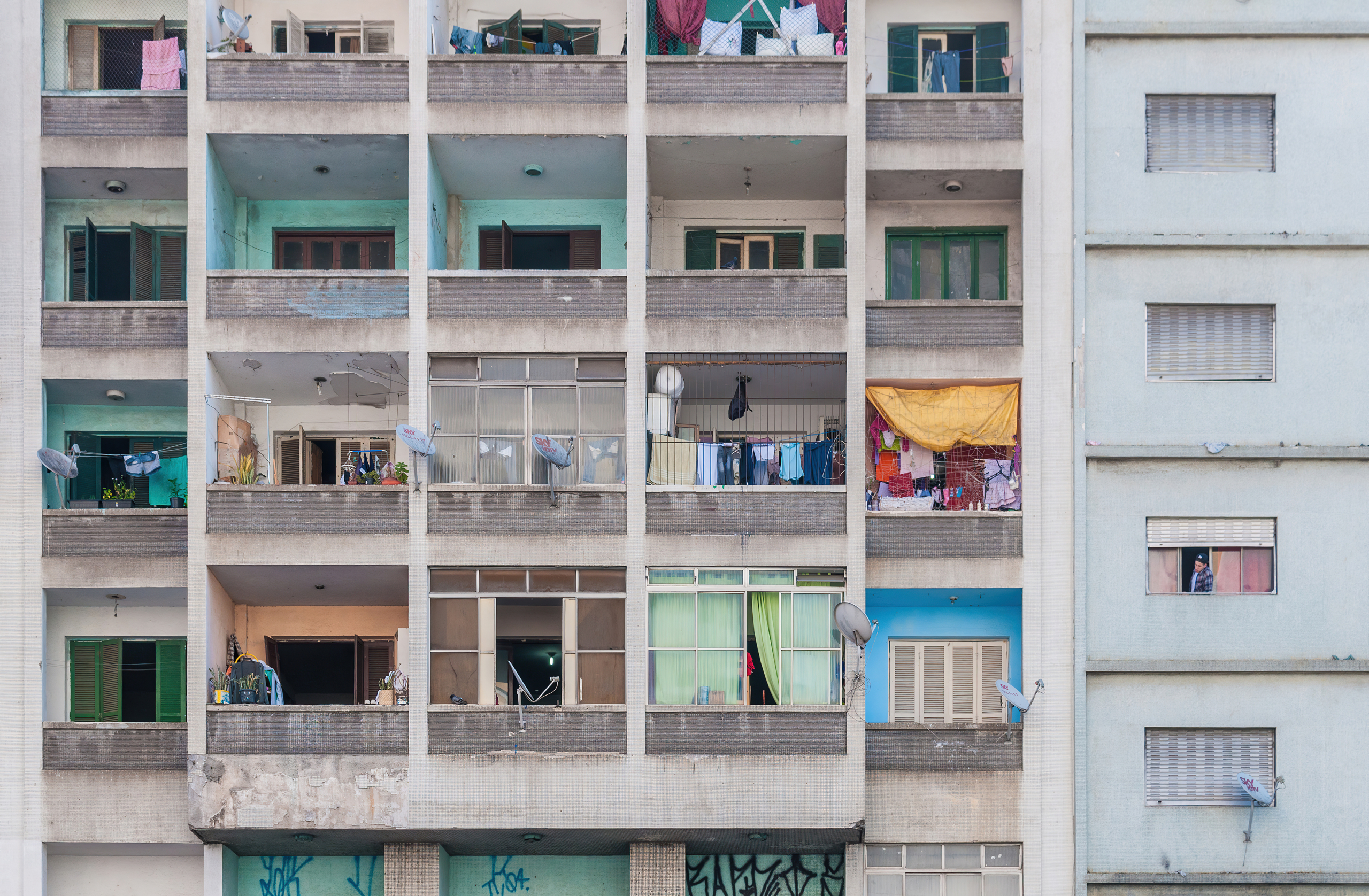 Edifício residencial com varandas contínuas no centro de São Paulo