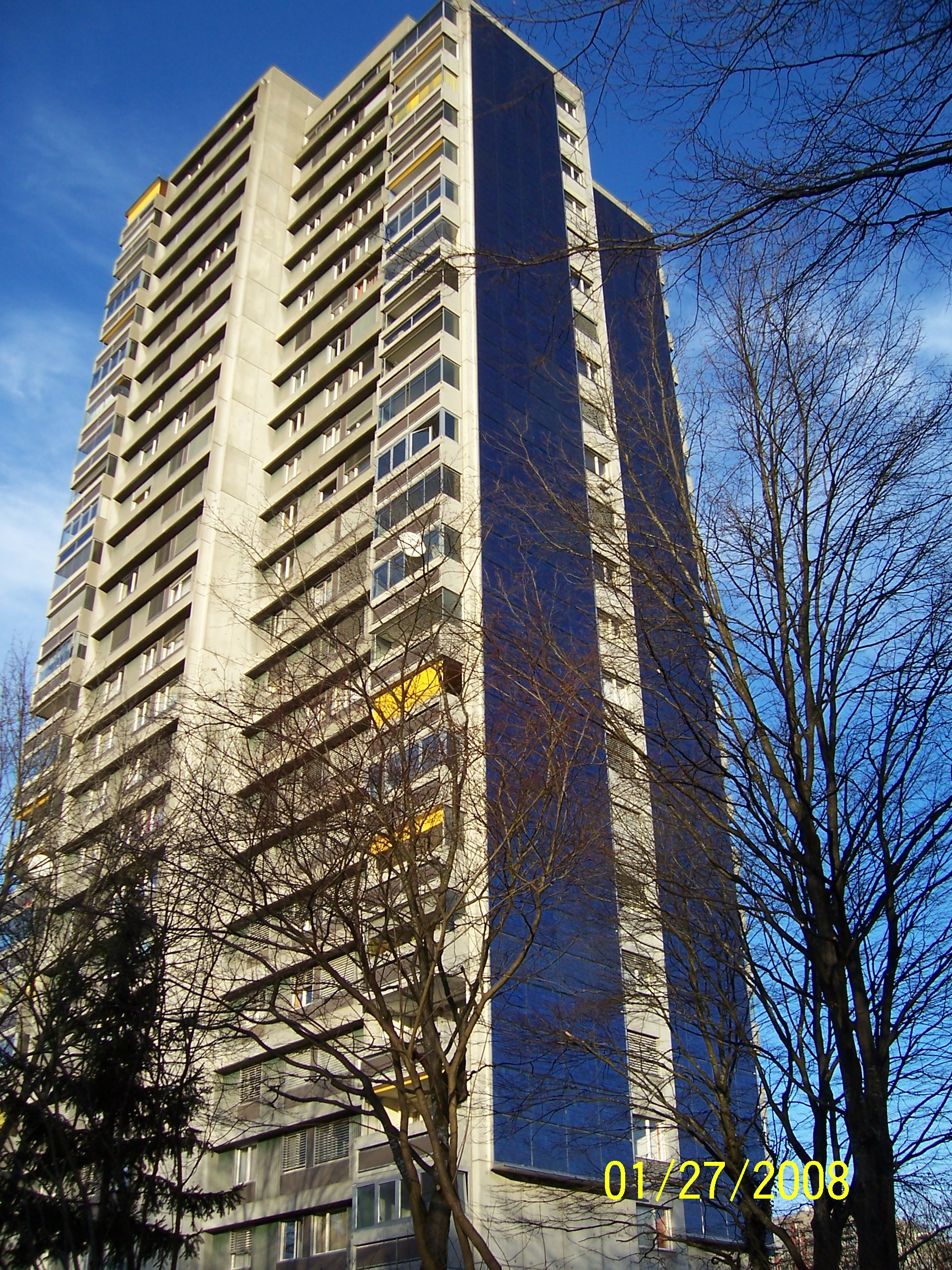 Edifício residencial com painéis solares instalados na cobertura