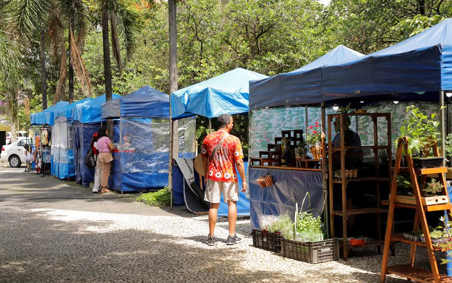 Barracas de artesanato e gastronomia em área arborizada de Barueri