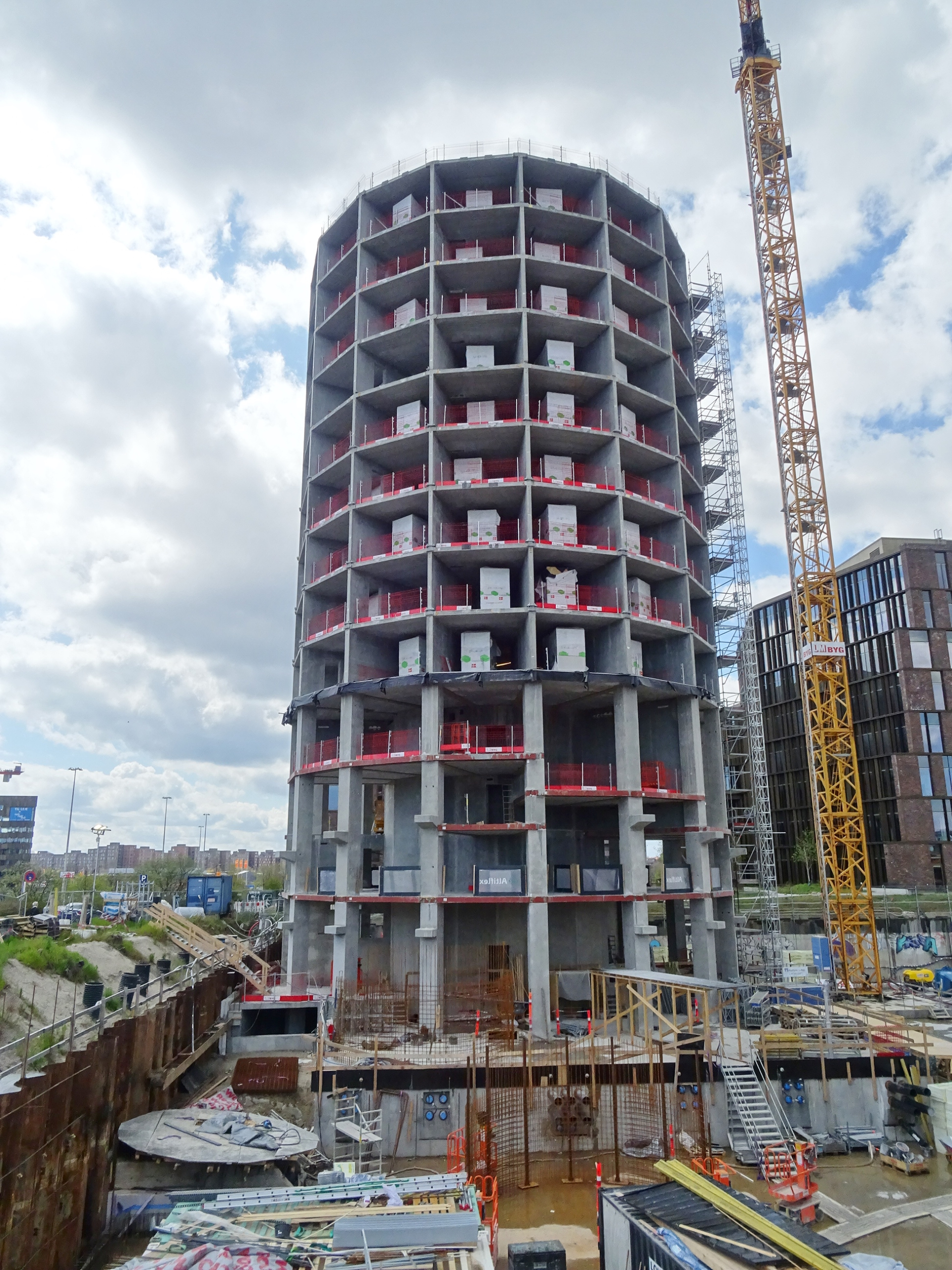 Torres residenciais em construção com guindaste