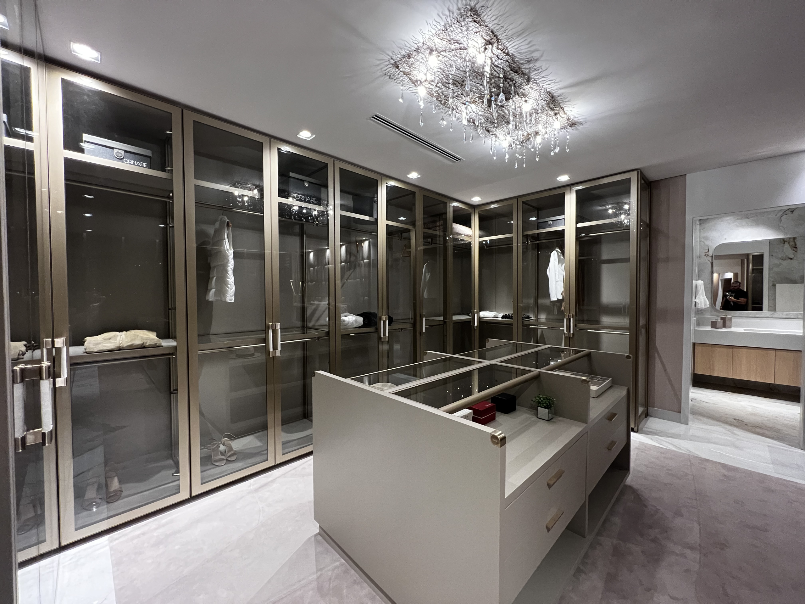 Infinity Alphaville — Closet do decorado em iluminação noturna — (11) 4237-8776 | 98026-0864 Infinity Alphaville: Closet do decorado em iluminação noturna, foto oficial JMF