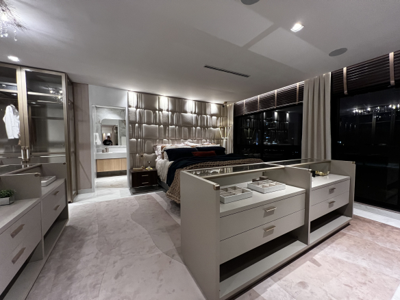 Infinity Alphaville: Dormitório e closet em iluminação noturna, foto oficial JMF