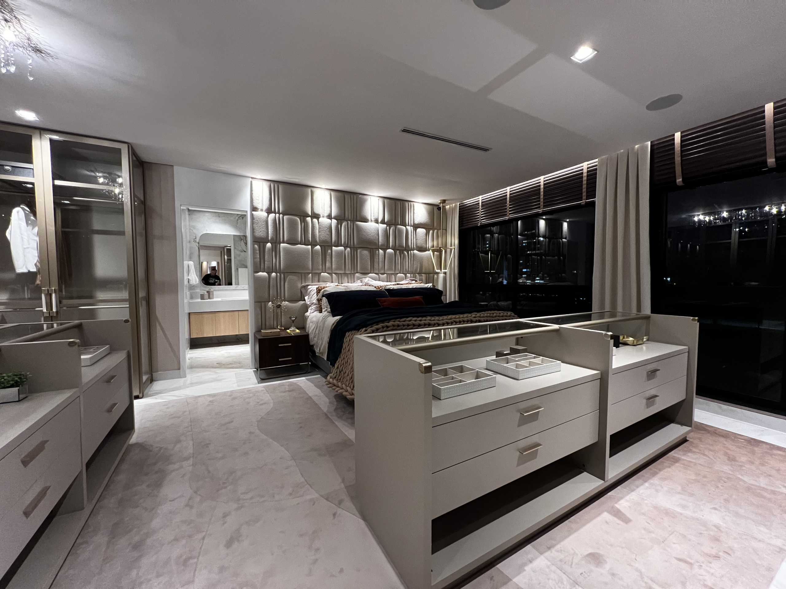 Infinity Alphaville — Dormitório e closet em iluminação noturna — (11) 4237-8776 | 98026-0864 Infinity Alphaville: Dormitório e closet em iluminação noturna, foto oficial JMF