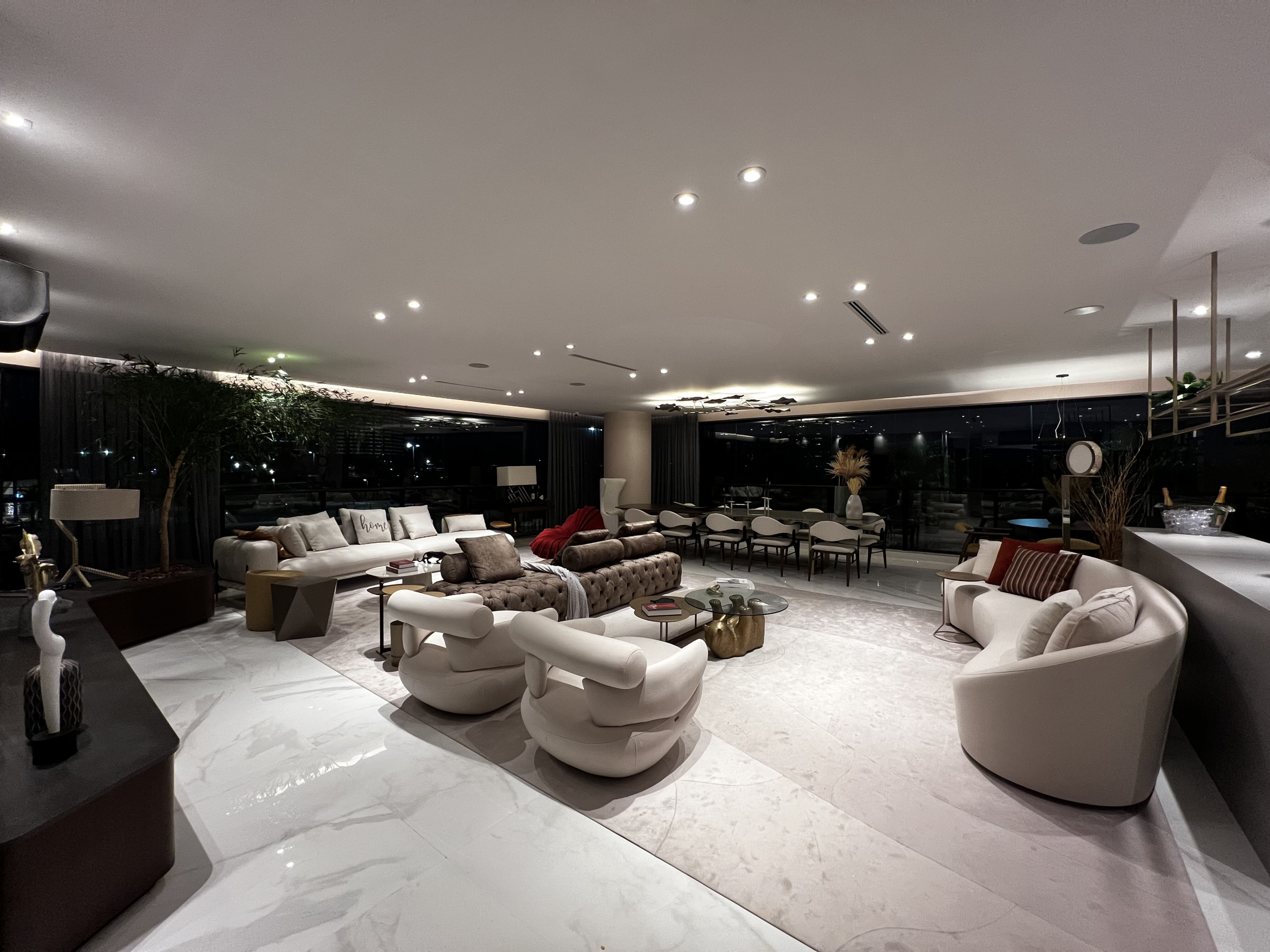 Infinity Alphaville — Living do decorado em iluminação noturna — (11) 4237-8776 | 98026-0864 Infinity Alphaville: Living do decorado em iluminação noturna, foto oficial JMF