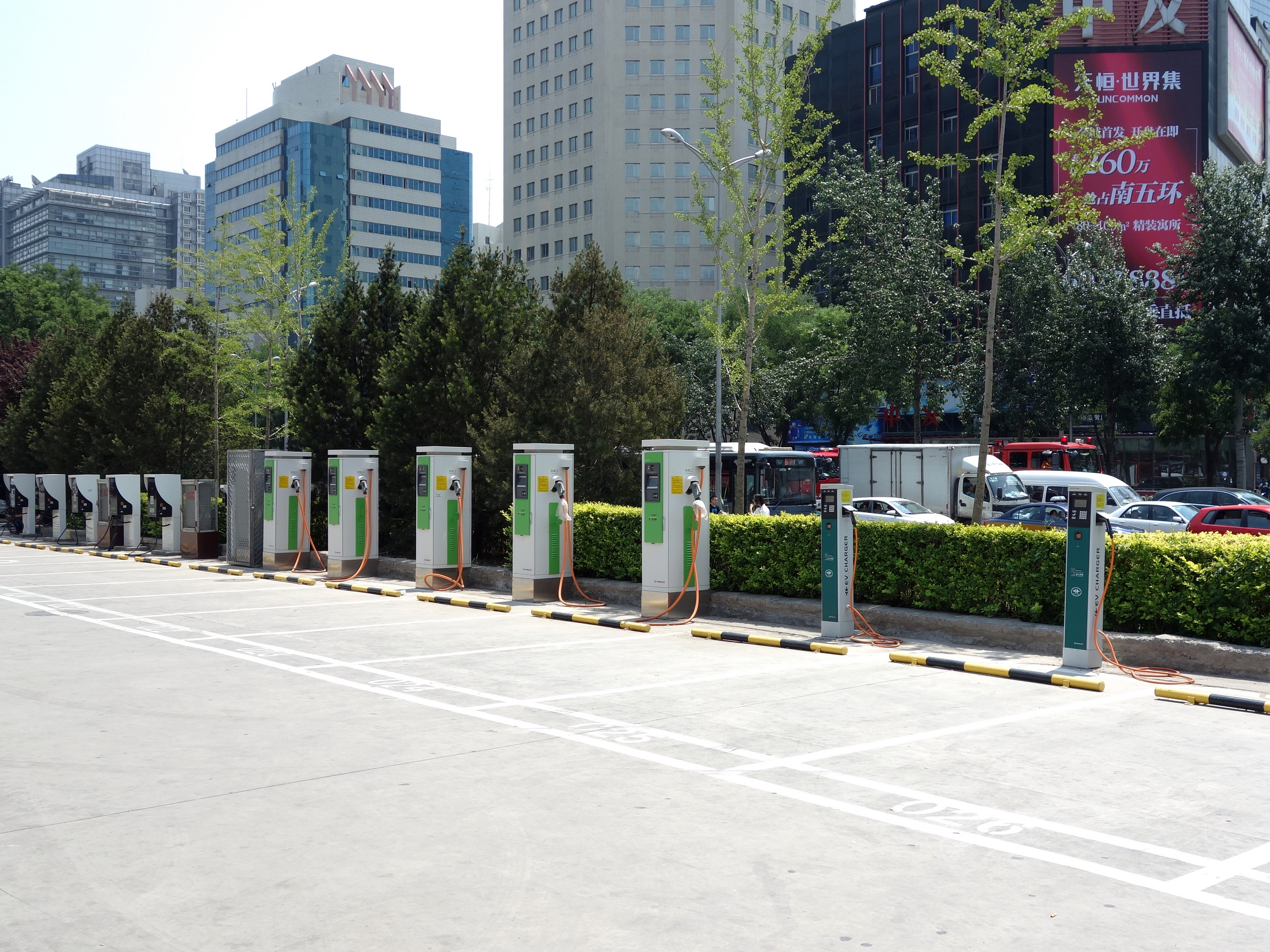 Estações de recarga de veículos elétricos em área de estacionamento