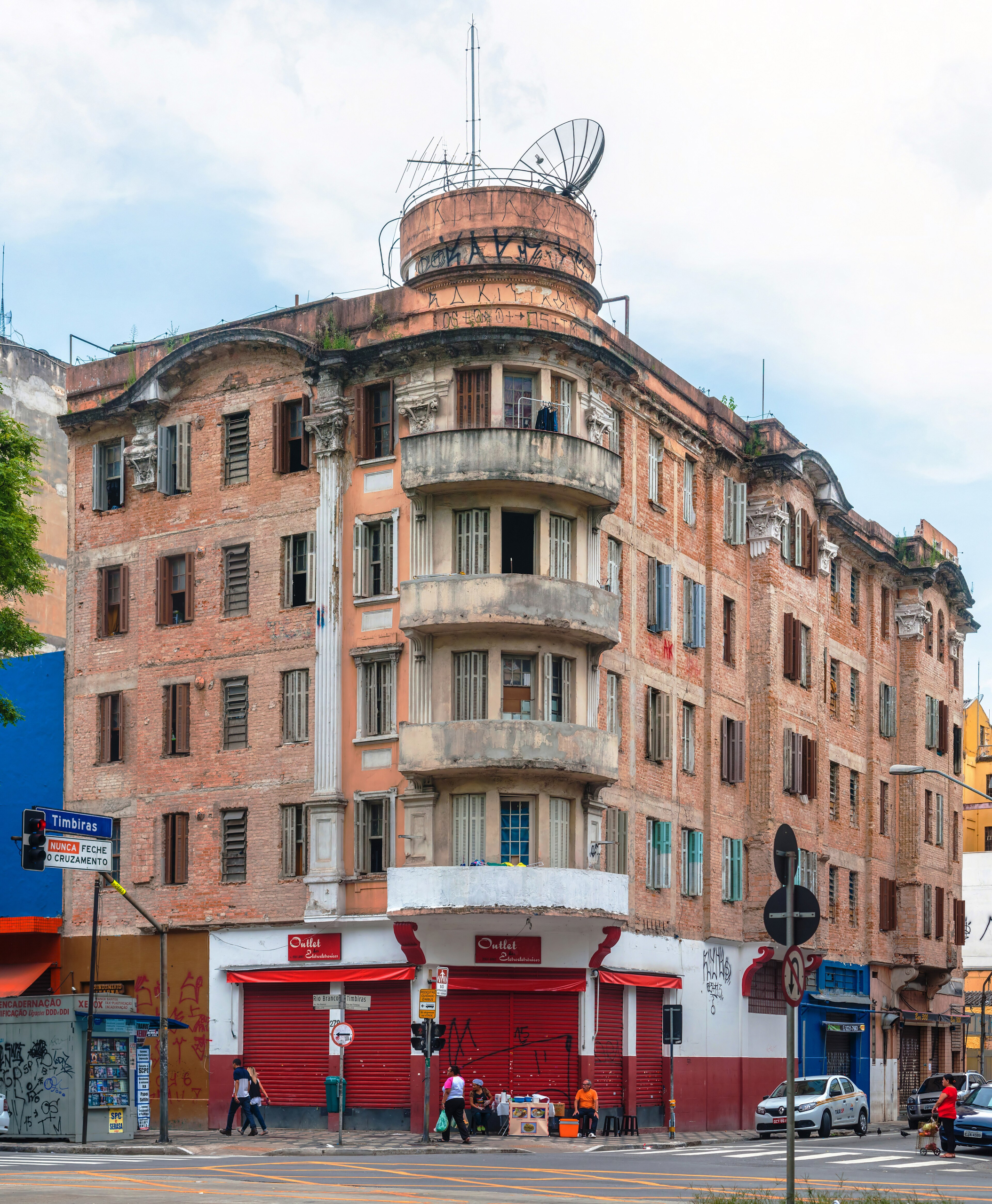 Fachada completa de edifício residencial em São Paulo