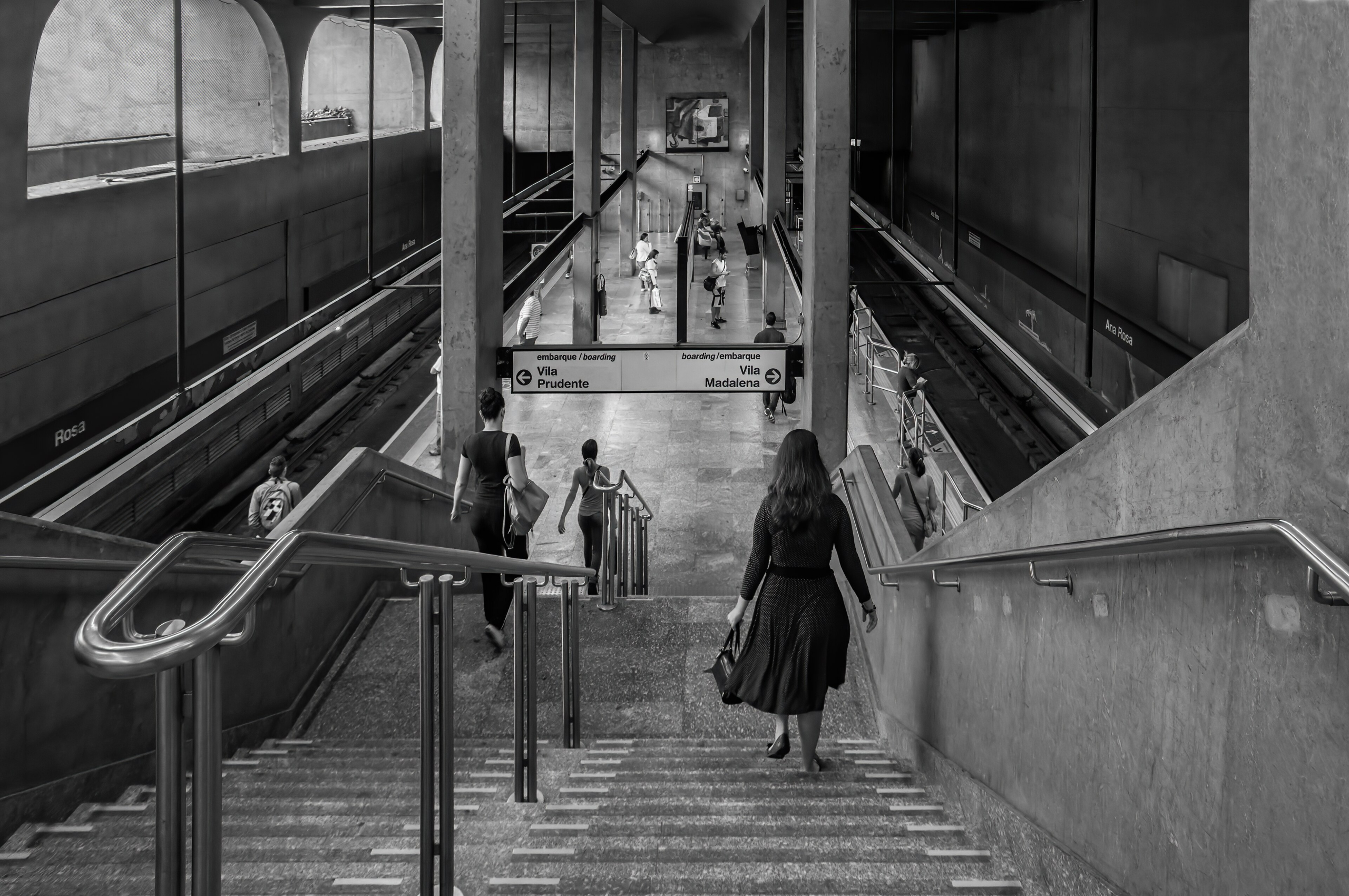 Estação de metrô Ana Rosa em São Paulo, associada à mobilidade urbana e à valorização dos bairros