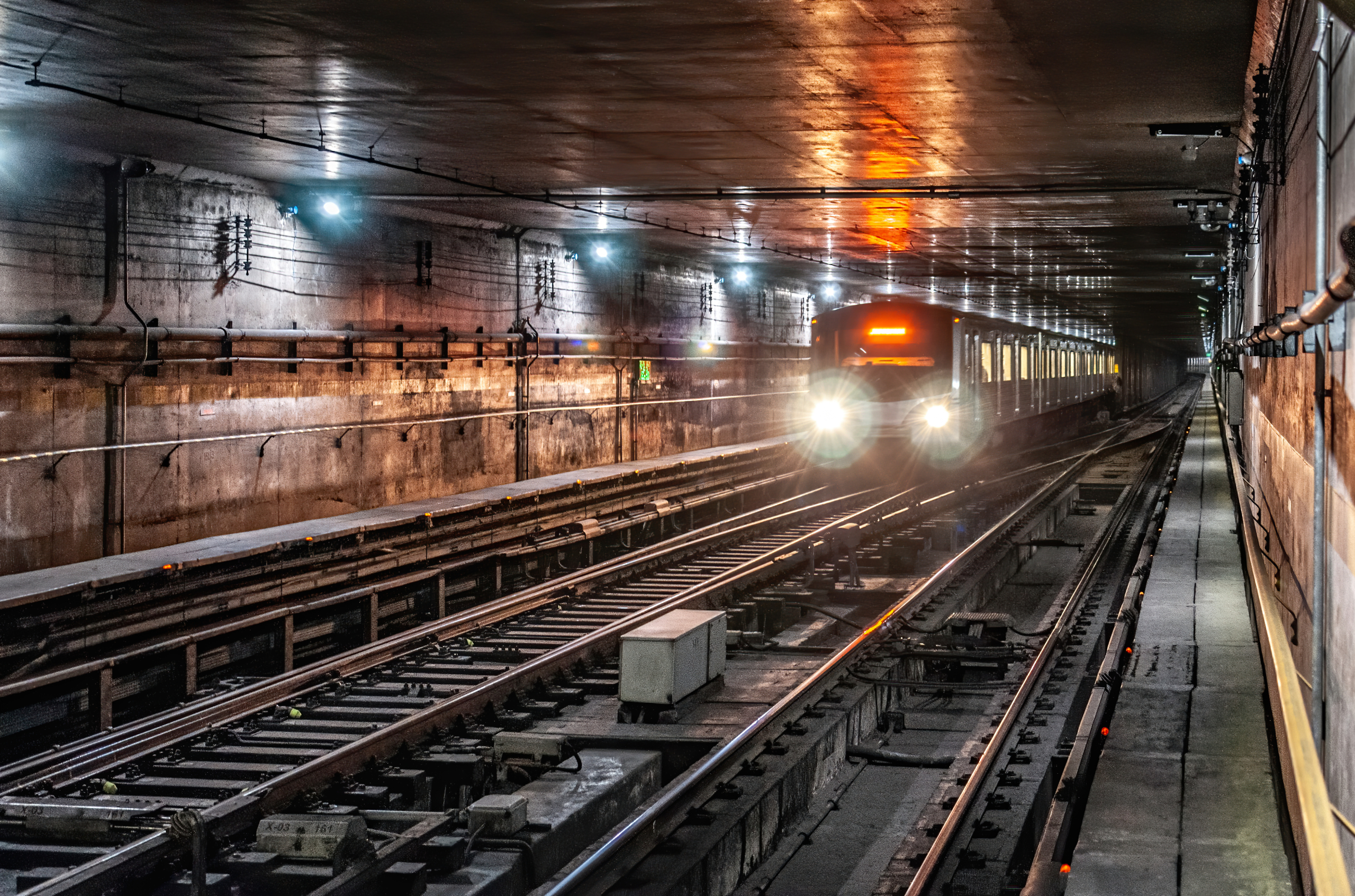 Trem do Metrô de São Paulo chegando a uma estação