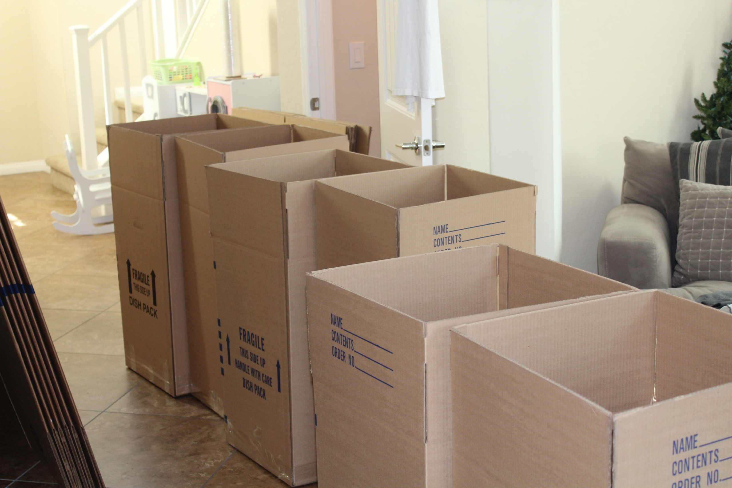 Caixas de mudança organizadas dentro de uma residência