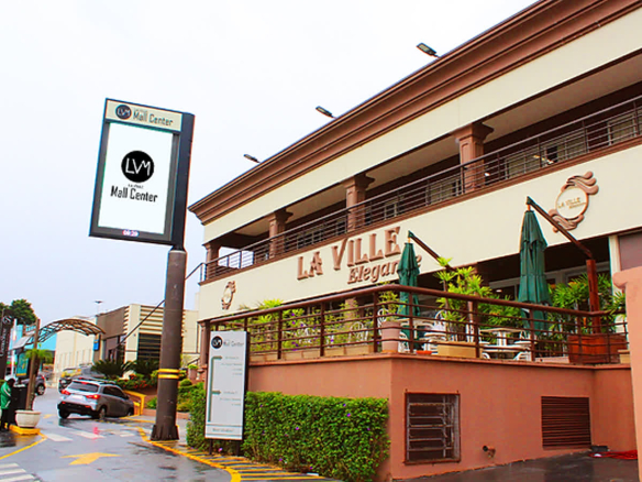 Fachada de espaço gastronômico na região central de Alphaville