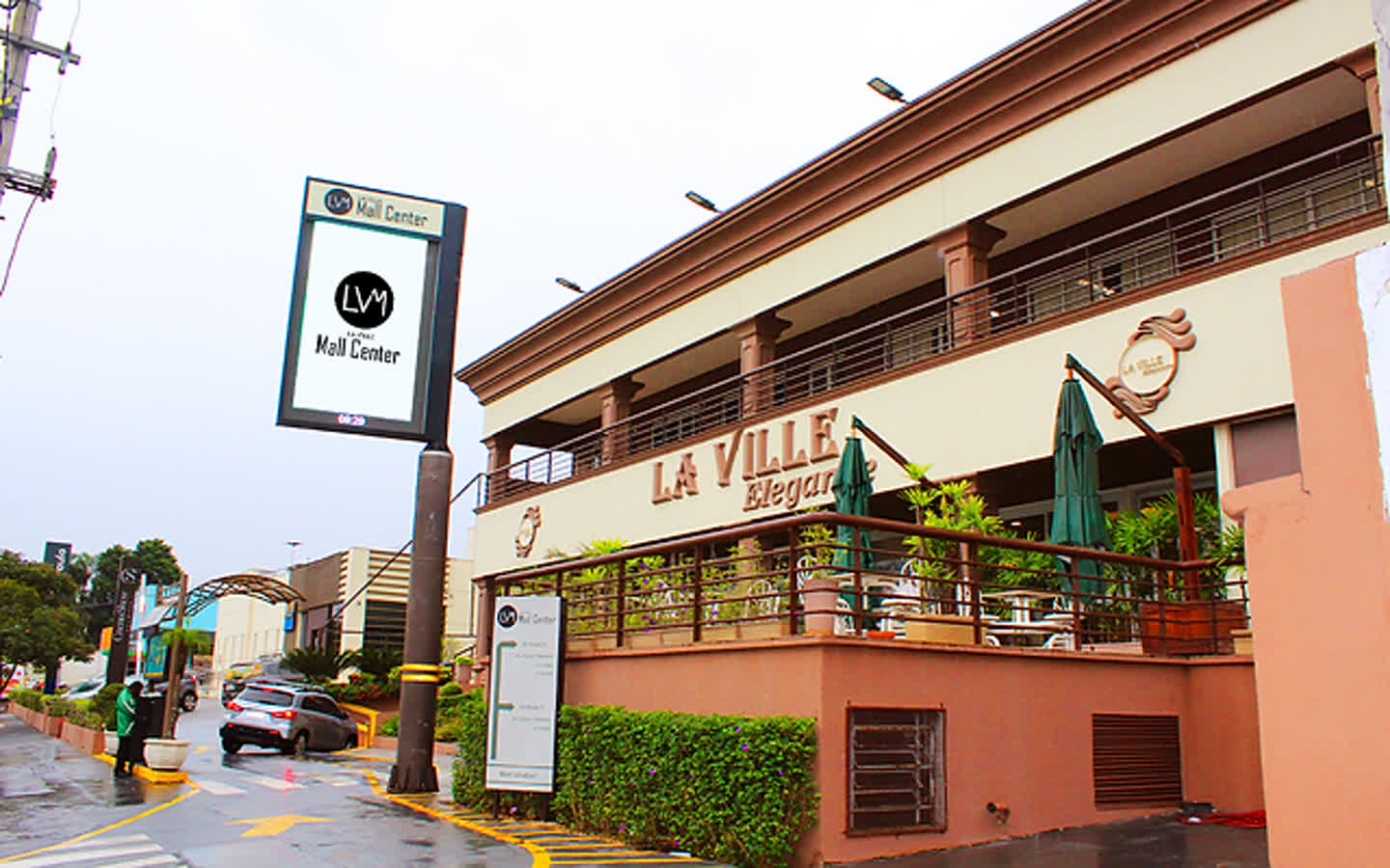 Fachada de espaço gastronômico na região central de Alphaville