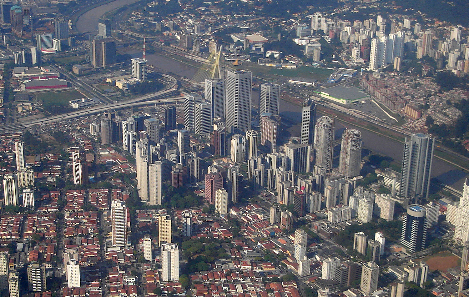 Vista aérea do distrito empresarial do Itaim Bibi, em São Paulo
